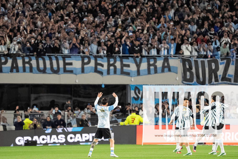 Lionel Messi of Argentina applauds the fans during warm-ups before the International Friendly, Länderspiel, Nationalmannschaft between Argentina and Benin, at the Estadio Monumental Antonio V. Liberti, on October 6, 2026, in Buenos Aires, Argentina. This will be Lionel Messi s last match for Argentina, following his retirement announcement from the national team, Nationalteam Richard Callis Fotoarena (Richard Callis SPP)