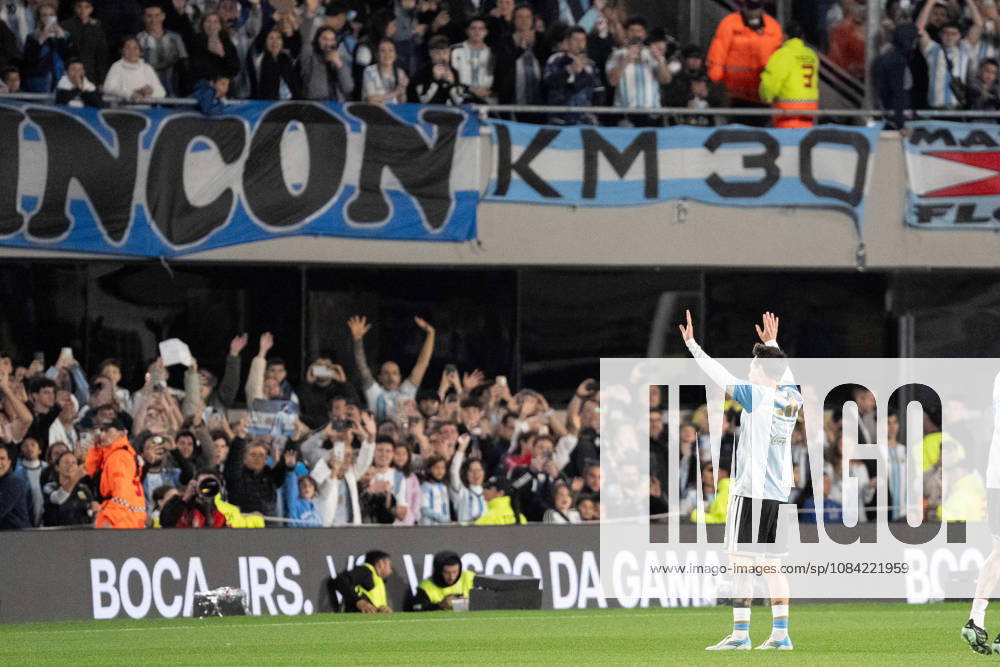 Lionel Messi of Argentina applauds the fans during warm-ups before the International Friendly, Länderspiel, Nationalmannschaft between Argentina and Benin, at the Estadio Monumental Antonio V. Liberti, on October 6, 2026, in Buenos Aires, Argentina. This will be Lionel Messi s last match for Argentina, following his retirement announcement from the national team, Nationalteam Richard Callis Fotoarena (Richard Callis SPP)