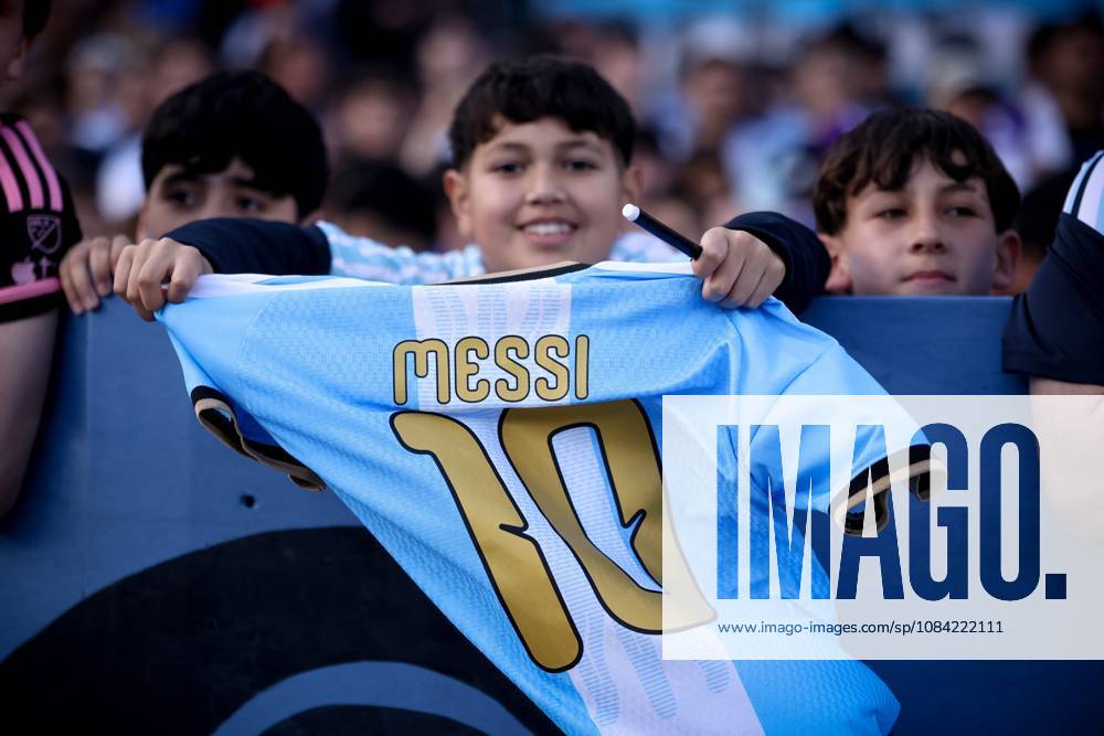 Argentina fan show the last Messi shirt prior to the match between Argentina and Benin International Friendly, Länderspiel, Nationalmannschaft match, The last match of Messi with Argentina national team, Nationalteam Buenos Aires Argentina - ZUMAs197 20261006_aaa_s197_130