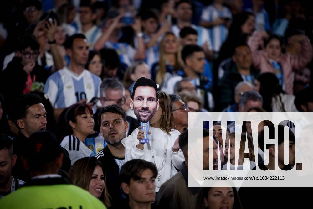 A fan with Messi face mask seen during the match between Argentina and Benin International Friendly, Länderspiel, Nationalmannschaft match, The last match of Messi with Argentina national team, Nationalteam Buenos Aires Argentina - ZUMAs197 20261006_aaa_s197_131