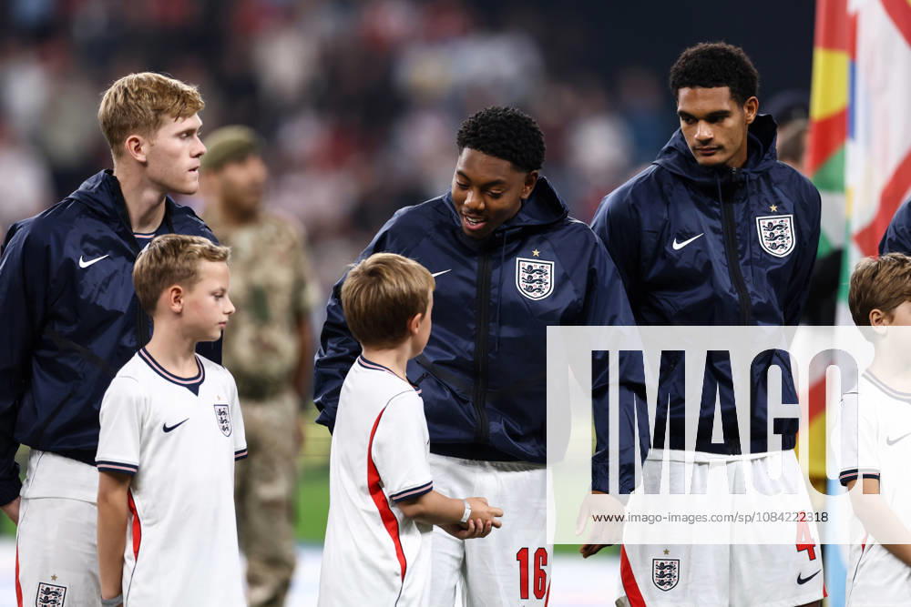 England gegen Tschechien, 6. Oktober 2026, London – UEFA Nations League: England gegen Tschechien. Myles Lewis Skelly aus England unterhält sich mit einem Kinder-Maskottchen. Foto: Jacques Feeney, Offside London, Großbritannien