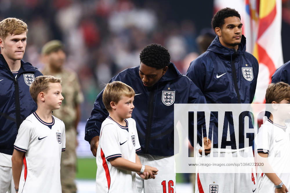 England gegen Tschechien, 6. Oktober 2026, London – UEFA Nations League: England gegen Tschechien. Myles Lewis Skelly aus England unterhält sich mit einem Kinder-Maskottchen. Foto: Jacques Feeney, Offside London, Großbritannien