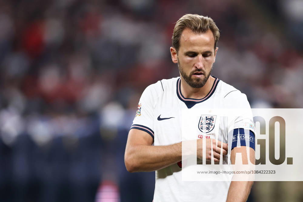 England gegen Tschechien, 6. Oktober 2026, London, UEFA Nations League: England gegen Tschechien – Harry Kane aus England richtet seine Kapitänsbinde zurecht. Foto: Jacques Feeney, Offside, London, Großbritannien
