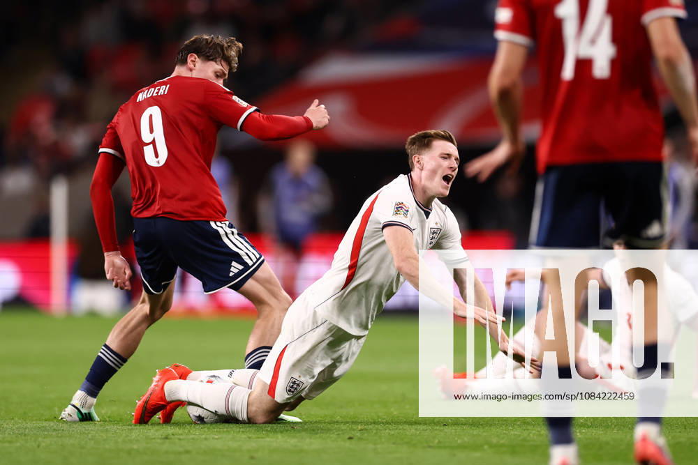 England gegen Tschechien, 6. Oktober 2026, London – UEFA Nations League: England gegen Tschechien. Ryan Naderi (Tschechien) und Elliot Anderson (England). Foto: Jacques Feeney, Offside, London, Großbritannien