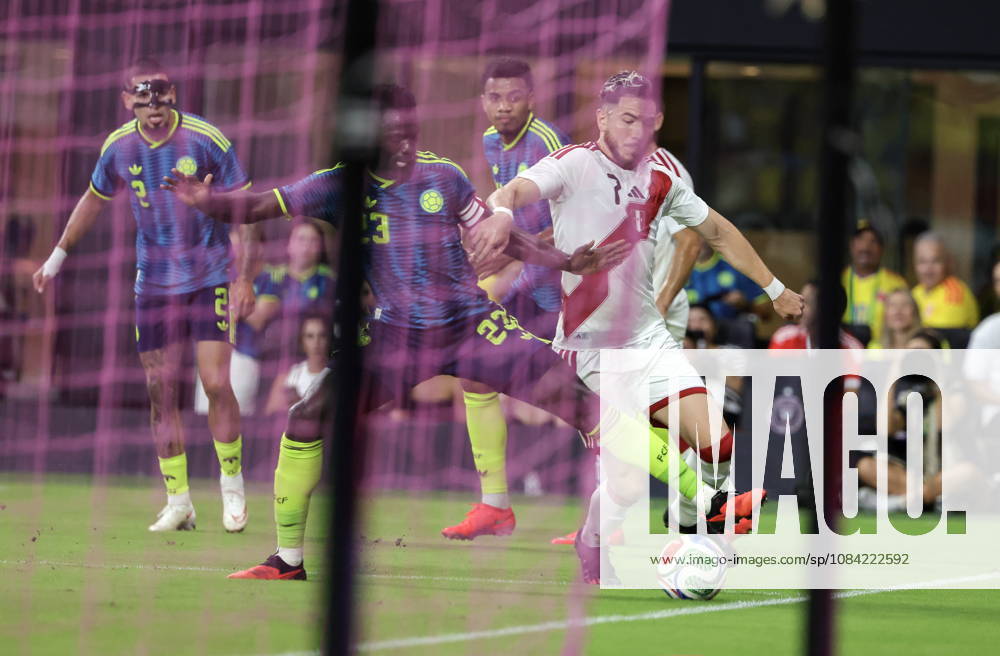 International soccer friendly - Colombia vs. Peru Colombia defender Davinson Sanchez (L) in action against Peru forward Adrian Ugarriza (R) during the international soccer friendly between Colombia and Peru at Nu Stadium in Miami, Florida, USA, 06 October 2026. MIAMI FLORIDA United States