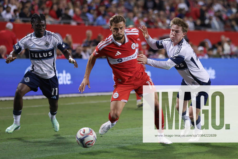 Philip Zinckernagel (11 Chicago Fire FC) dribbles the ball during the Major League Soccer game between Chicago Fire FC and Vancouver Whitecaps FC at Soldier Field on Tuesday October 6 in Chicago, USA