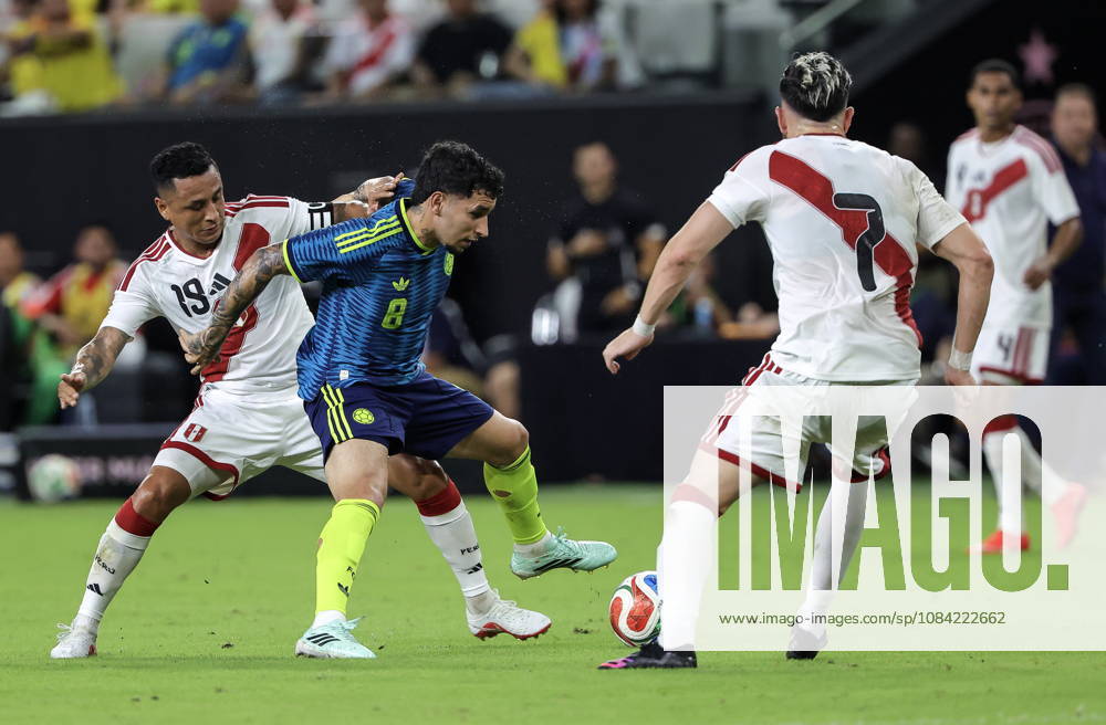 International soccer friendly - Colombia vs. Peru Colombia midfielder Gustavo Puerta (C) in action against Peru midfielder Yoshimar Yotun (L) and Peru forward Adrian Ugarriza (R) during the international soccer friendly between Colombia and Peru at Nu Stadium in Miami, Florida, USA, 06 October 2026. MIAMI FLORIDA United States