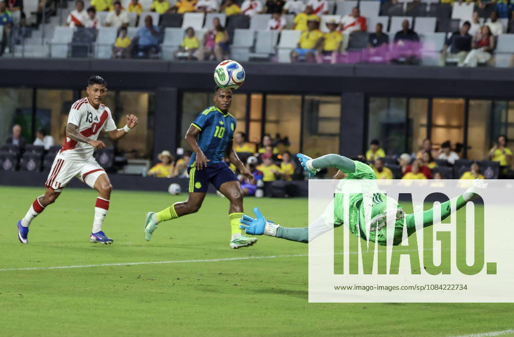 International soccer friendly - Colombia vs. Peru Peru goalkeeper Pedro Gallese (R) in action against Colombia midfielder Jhon Arias (C) during the international soccer friendly between Colombia and Peru at Nu Stadium in Miami, Florida, USA, 06 October 2026. MIAMI FLORIDA United States