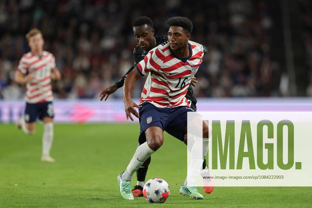 SAINT PAUL, MN - OCTOBER 06: United States Alex Freeman (16) and Canadas Richie Laryea (22) battle for the ball during the second half of the mens friendly match between the U.S. national team, Nationalteam and Canadas national team on October 6th, 2026, at Allianz Field in Saint Paul, MN. (Photo by Bailey Hillesheim Icon Sportswire) SOCCER: OCT 06 USA vs Canada Icon20261006024