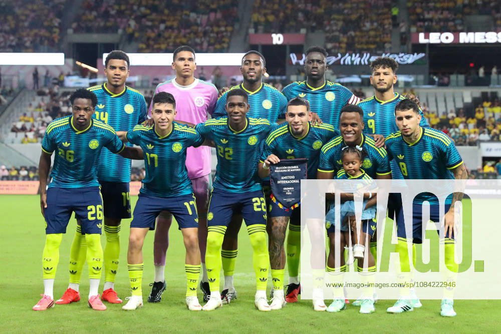 MIAMI, FL - OCTOBER 06: Colombia starting eleven pose for a photograph ahead of an International Friendly, Länderspiel, Nationalmannschaft soccer match between Colombia and Peru at NU Stadium on October 06, 2026 in Miami, Florida.(Photo by Chris Arjoon Icon Sportswire) SOCCER: OCT 06 Colombia vs Peru Icon2610060000001