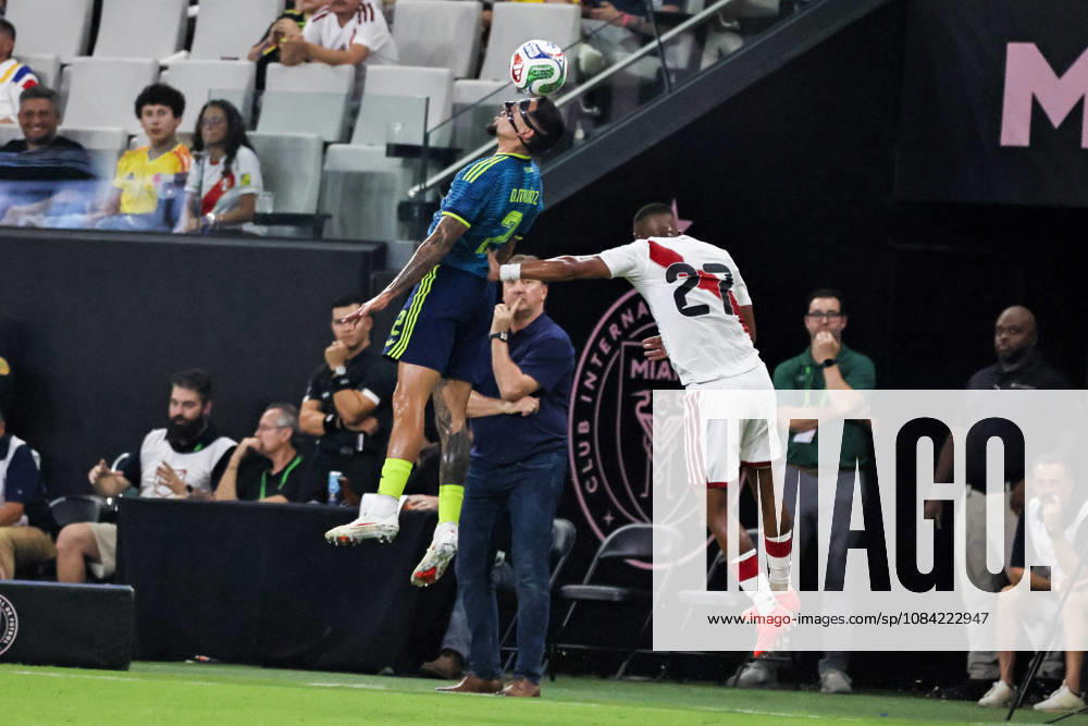 MIAMI, FL - OCTOBER 06: Daniel Munoz 2 of Colombia and Jhonny Vidales 27 of Peru battle for a ball during an International Friendly, Länderspiel, Nationalmannschaft soccer match between Colombia and Peru at NU Stadium on October 06, 2026 in Miami, Florida.(Photo by Chris Arjoon Icon Sportswire) SOCCER: OCT 06 Colombia vs Peru Icon2610060000002