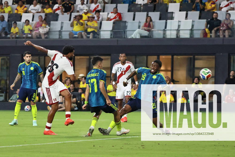 MIAMI, FL - OCTOBER 06: Piero Magallanes 26 of Peru shoots on goal as Kevin Andrade 25 of Colombia attempts to block during an International Friendly, Länderspiel, Nationalmannschaft soccer match between Colombia and Peru at NU Stadium on October 06, 2026 in Miami, Florida.(Photo by Chris Arjoon Icon Sportswire) SOCCER: OCT 06 Colombia vs Peru Icon2610060000003