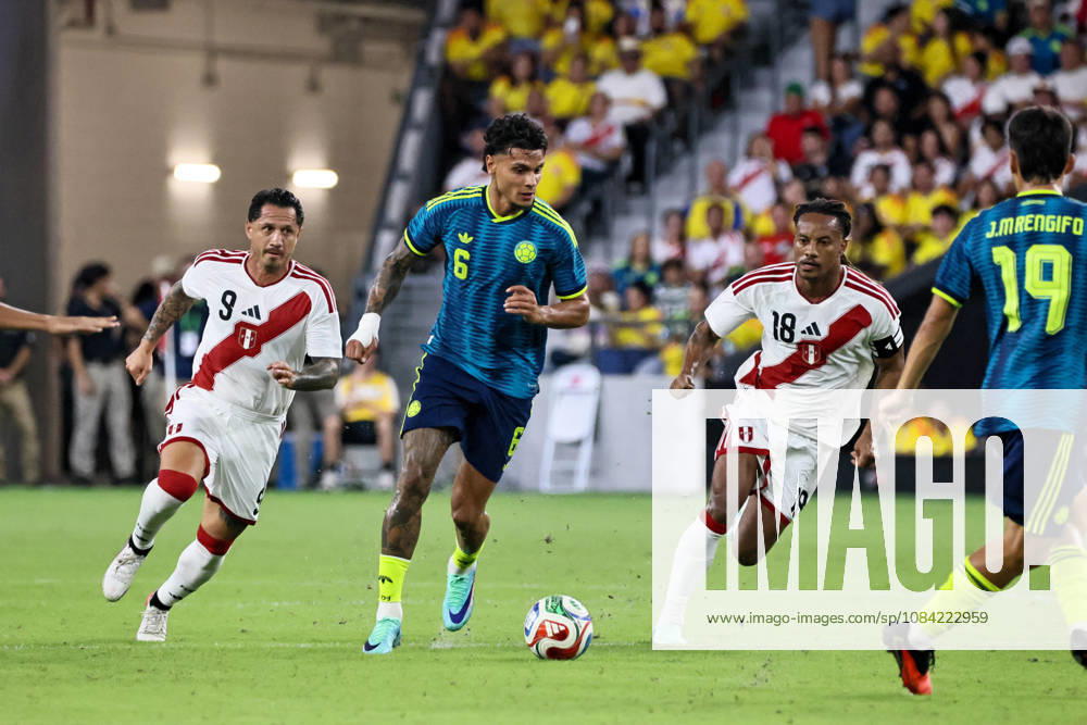 MIAMI, FL - OCTOBER 06: Richard Rios 6 of Colombia, Gianluca Lapadula 9 of Peru and Andre Cariillo 18 of Peru battle for a ball during an International Friendly, Länderspiel, Nationalmannschaft soccer match between Colombia and Peru at NU Stadium on October 06, 2026 in Miami, Florida.(Photo by Chris Arjoon Icon Sportswire) SOCCER: OCT 06 Colombia vs Peru Icon2610060000011