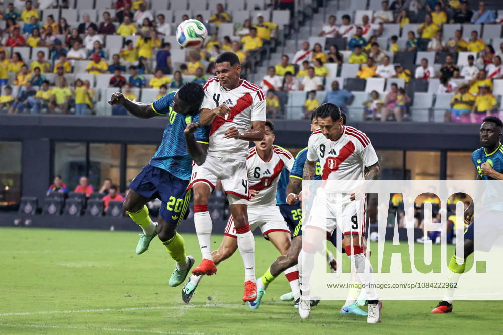 MIAMI, FL - OCTOBER 06: Kevin Viveros 20 of Colombia and Marcos Lopez 4 of Peru battle for a ball during an International Friendly, Länderspiel, Nationalmannschaft soccer match between Colombia and Peru at NU Stadium on October 06, 2026 in Miami, Florida.(Photo by Chris Arjoon Icon Sportswire) SOCCER: OCT 06 Colombia vs Peru Icon2610060000013