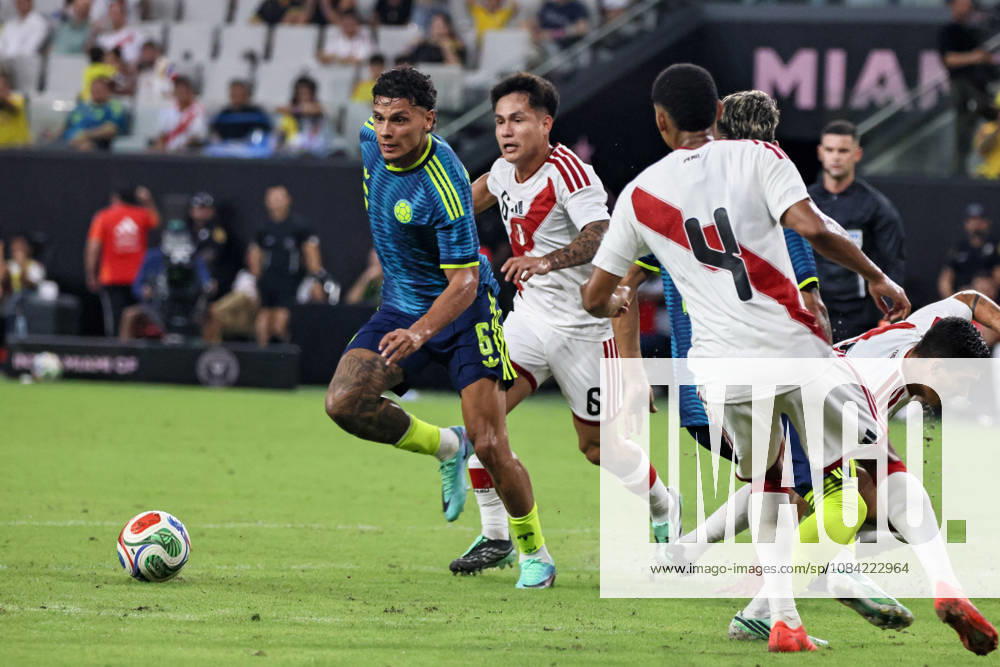 MIAMI, FL - OCTOBER 06: Richard Rios 6 of Colombia and Jesus Pretell 6 of Peru battle for a ball during an International Friendly, Länderspiel, Nationalmannschaft soccer match between Colombia and Peru at NU Stadium on October 06, 2026 in Miami, Florida.(Photo by Chris Arjoon Icon Sportswire) SOCCER: OCT 06 Colombia vs Peru Icon2610060000014