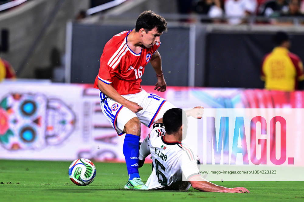 Futbol, Mexico vs Chile Partido amistoso en EEUU 2026. El jugador de Chile Gonzalo Tapia, izquierda, disputa el balon con Erik Lira de Mexico, durante el partido amistoso frente a Mexico, disputado en el estadio Los Angeles Memorial Coliseum en California, EEUU. 06 10 2026 Julio Diaz Photosport Football, Mexico vs Chile Friendly match in EEUU, 2026. Chilean player Gonzalo Tapia, left vies for the ball with Erik Lira of Mexico, during a friendly match played at the Los Angeles Memorial Coliseum in California, EEUU. 06 10 2026 Julio Diaz Photosport Mexico vs Chile, amistoso en EEUU, 2026