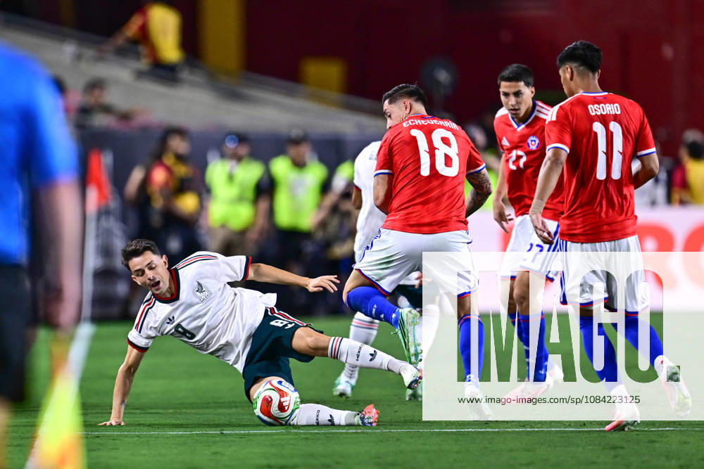 Futbol, Mexico vs Chile Partido amistoso en EEUU 2026. El jugador de Chile Rodrigo Echeverria, derecha, disputa el balon con Alvaro Fidalgo de Mexico, durante el partido amistoso frente a Mexico, disputado en el estadio Los Angeles Memorial Coliseum en California, EEUU. 06 10 2026 Julio Diaz Photosport Football, Mexico vs Chile Friendly match in EEUU, 2026. Chilean player Rodrigo Echeverria, right, vies for the ball with Alvaro Fidalgo of Mexico, during a friendly match played at the Los Angeles Memorial Coliseum in California, EEUU. 06 10 2026 Julio Diaz Photosport Mexico vs Chile, amistoso en EEUU, 2026