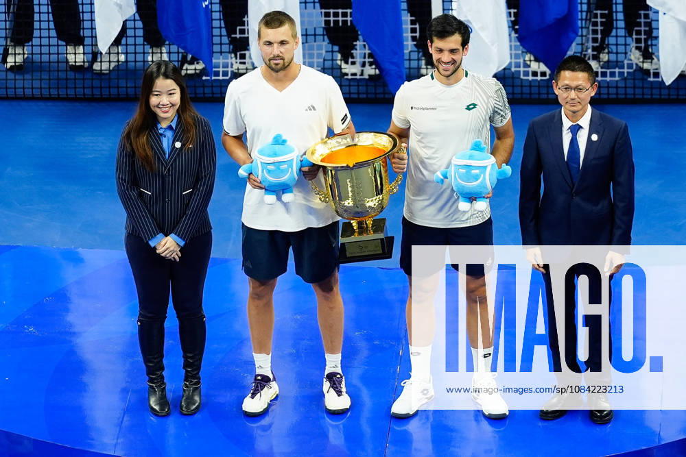Julian Cash and Lloyd Glasspool of Great Britain pose with their winner s trophy during the medal ceremony after winning against Sander Arends and David Pel of Netherlands (not in view) during the Men s Doubles final match on day seven of China Open at the National Tennis Center. Julian Cash and Lloyd Glasspool won, Final Score: 6-3, 3-6, 10-6 2026 China Open In Beijing - 06 Oct 2026 - ZUMAs197 20261006_aaa_s197_260