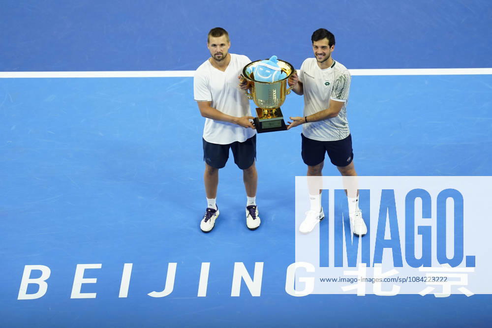 Julian Cash and Lloyd Glasspool of Great Britain pose with their winner s trophy during the medal ceremony after winning against Sander Arends and David Pel of Netherlands (not in view) during the Men s Doubles final match on day seven of China Open at the National Tennis Center. Julian Cash and Lloyd Glasspool won, Final Score: 6-3, 3-6, 10-6 2026 China Open In Beijing - 06 Oct 2026 - ZUMAs197 20261006_aaa_s197_265