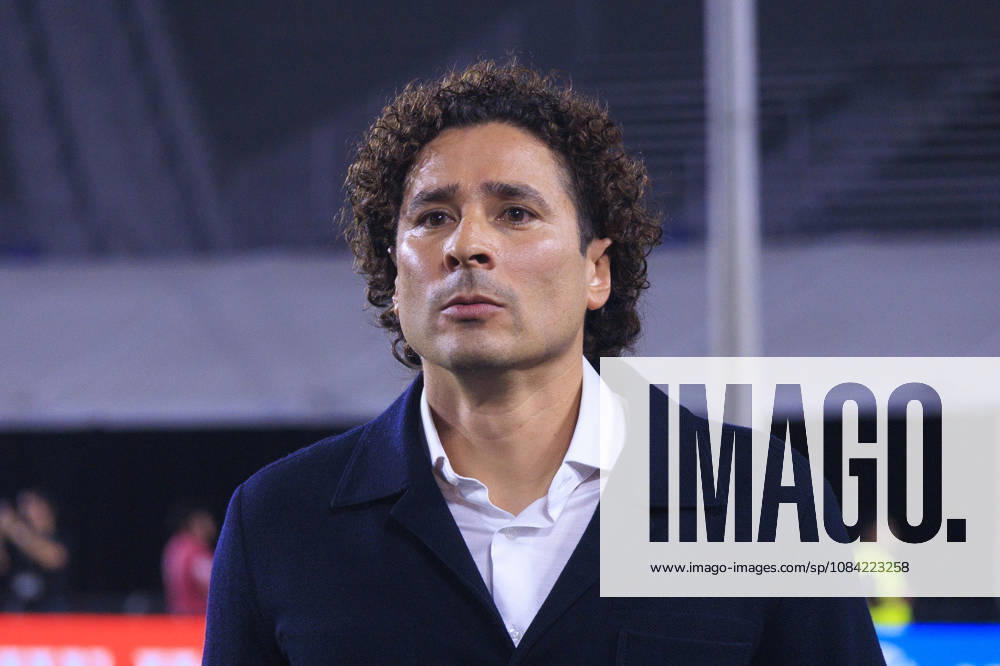 Guillermo Ochoa is honored during a ceremony prior to the International Friendly, Länderspiel, Nationalmannschaft match between Mexico and Chile at the Los Angeles Memorial Coliseum on Tuesday October 6, 2026 in Los Angeles, California. ARIANA RUIZ PI Mexico Vs. Chile - ZUMAp124 20261006_zaa_p124_053