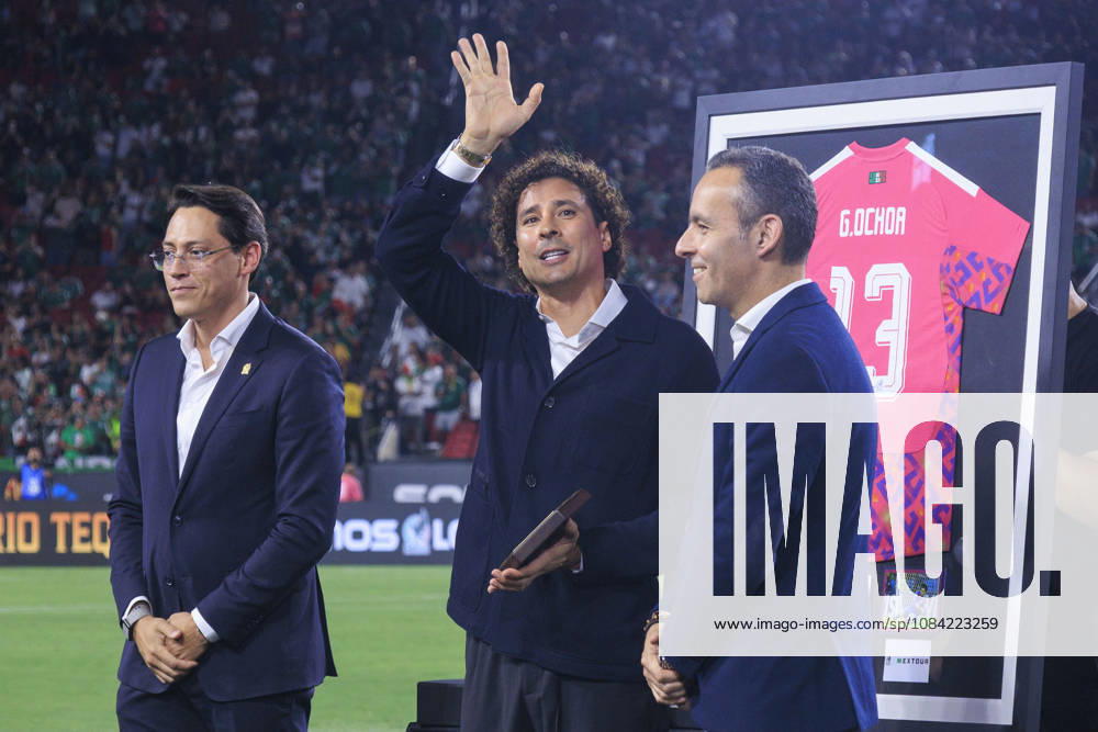 Guillermo Ochoa is honored during a ceremony prior to the International Friendly, Länderspiel, Nationalmannschaft match between Mexico and Chile at the Los Angeles Memorial Coliseum on Tuesday October 6, 2026 in Los Angeles, California. ARIANA RUIZ PI Mexico Vs. Chile - ZUMAp124 20261006_zaa_p124_054