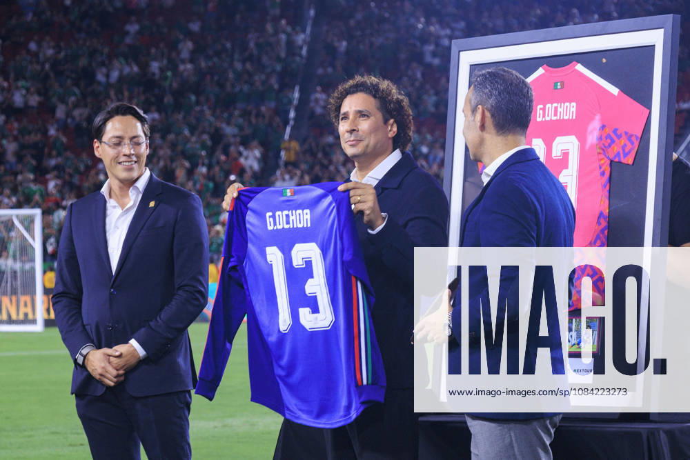 Guillermo Ochoa is honored during a ceremony prior to the International Friendly, Länderspiel, Nationalmannschaft match between Mexico and Chile at the Los Angeles Memorial Coliseum on Tuesday October 6, 2026 in Los Angeles, California. ARIANA RUIZ PI Los Angeles USA - ZUMAp124 20261006_zaa_p124_058