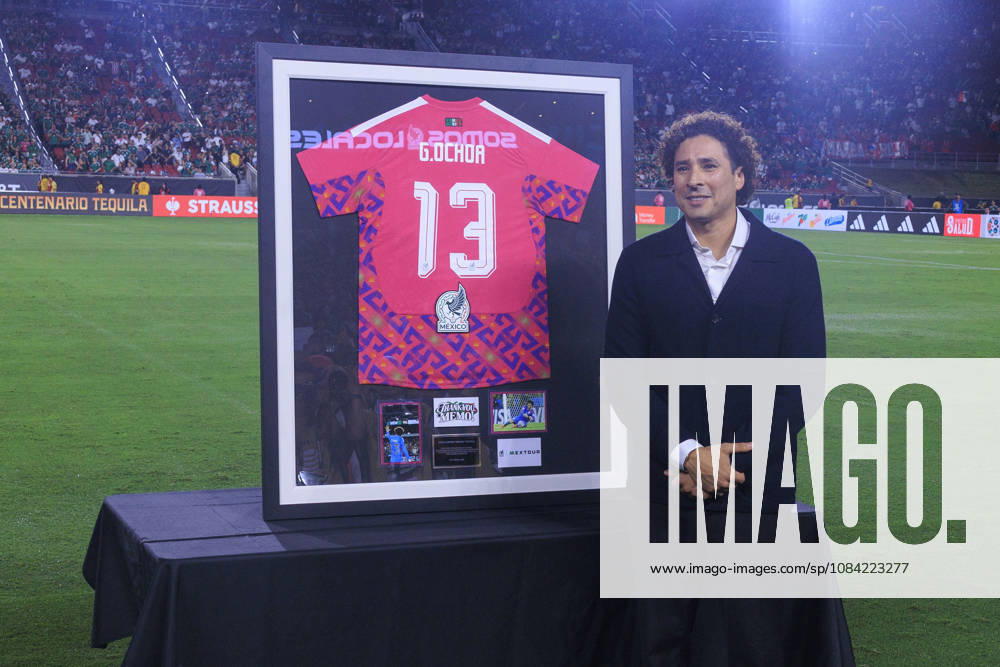 Guillermo Ochoa is honored during a ceremony prior to the International Friendly, Länderspiel, Nationalmannschaft match between Mexico and Chile at the Los Angeles Memorial Coliseum on Tuesday October 6, 2026 in Los Angeles, California. ARIANA RUIZ PI Los Angeles USA - ZUMAp124 20261006_zaa_p124_063