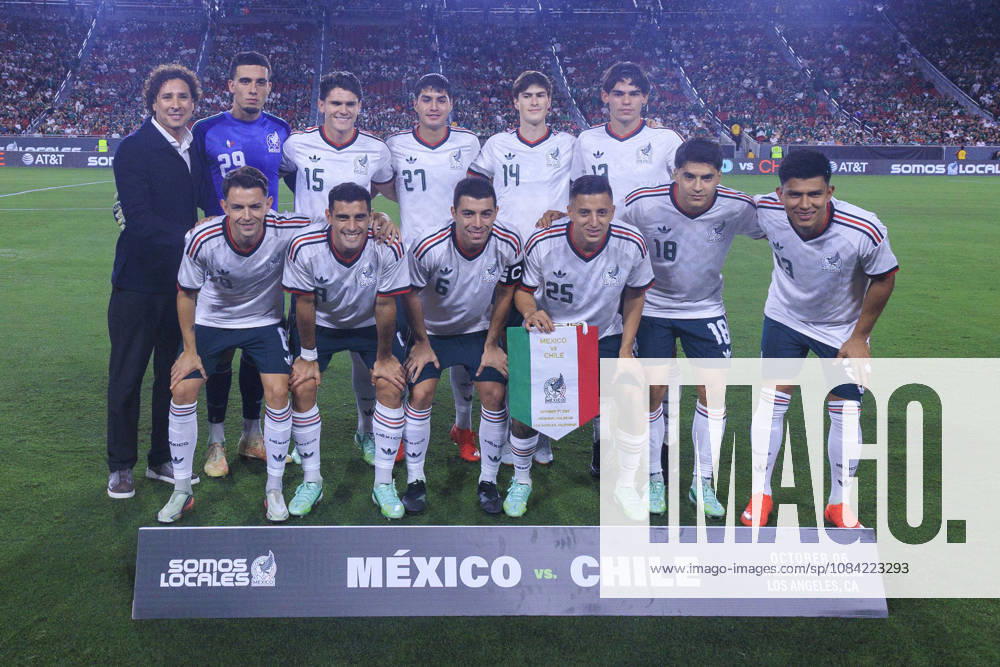 Guillermo Ochoa stands with the Mexican national team, Nationalteam during their team photo prior to their International Friendly, Länderspiel, Nationalmannschaft match against Chile at the Los Angeles Memorial Coliseum on Tuesday October 6, 2026 in Los Angeles, California. ARIANA RUIZ PI Mexico Vs. Chile - ZUMAp124 20261006_zaa_p124_060