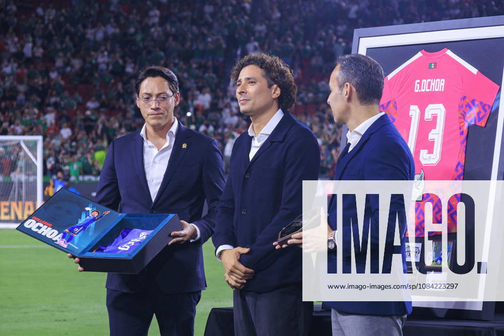Guillermo Ochoa is honored during a ceremony prior to the International Friendly, Länderspiel, Nationalmannschaft match between Mexico and Chile at the Los Angeles Memorial Coliseum on Tuesday October 6, 2026 in Los Angeles, California. ARIANA RUIZ PI Mexico Vs. Chile - ZUMAp124 20261006_zaa_p124_064