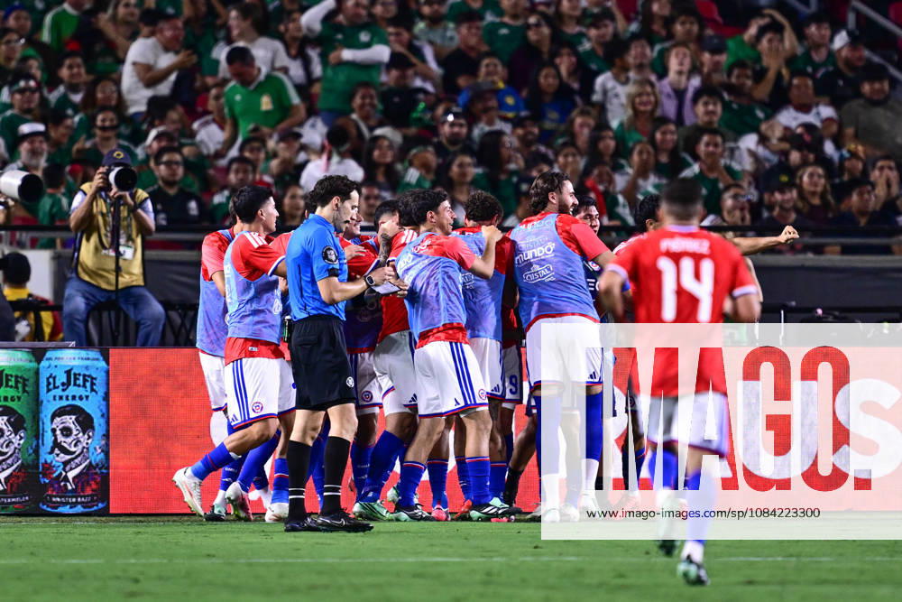 Futbol, Mexico vs Chile Partido amistoso en EEUU 2026. El jugador de Chile Maximiliano Gutierrez, celebra con sus companeros, tras marcar un gol contra Mexico durante el partido amistoso frente a Mexico, disputado en el estadio Los Angeles Memorial Coliseum en California, EEUU. 06 10 2026 Julio Diaz Photosport Football, Mexico vs Chile Friendly match in EEUU, 2026. Chilean player Maximiliano Gutierrez celebrates with his teammates after scoring a goal against Mexico during a friendly match played at the Los Angeles Memorial Coliseum in California., EEUU. 06 10 2026 Julio Diaz Photosport Mexico vs Chile, amistoso en EEUU, 2026