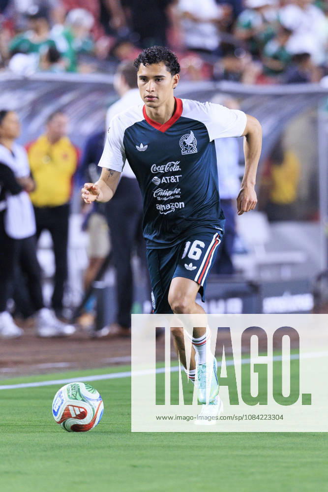 Jeremy Marquez 16 of Mexico during warm ups prior to their International Friendly, Länderspiel, Nationalmannschaft match against Chile at the Los Angeles Memorial Coliseum on Tuesday October 6, 2026 in Los Angeles, California. ARIANA RUIZ PI Mexico Vs. Chile - ZUMAp124 20261006_zaa_p124_070
