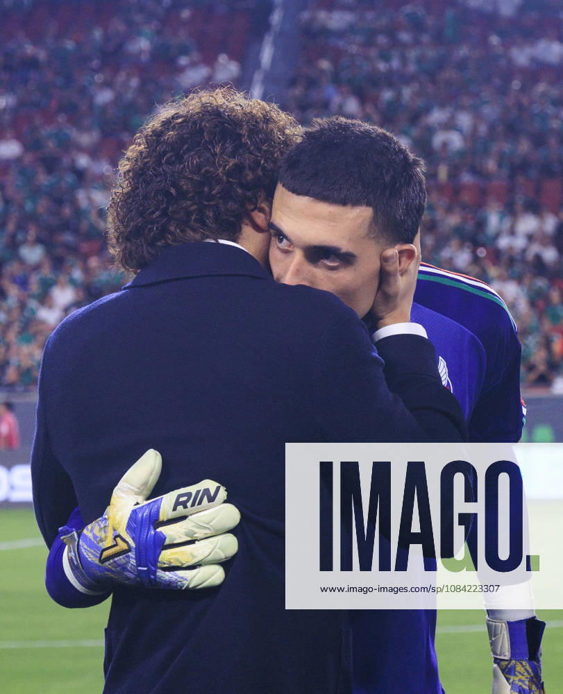 Guillermo Ochoa embraces starting goalkeeper, Alex Padilla 29 of Mexico prior to their International Friendly, Länderspiel, Nationalmannschaft match against Chile at the Los Angeles Memorial Coliseum on Tuesday October 6, 2026 in Los Angeles, California. ARIANA RUIZ PI Los Angeles USA - ZUMAp124 20261006_zaa_p124_073