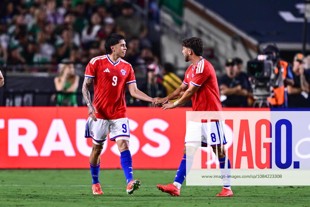 Futbol, Mexico vs Chile Partido amistoso en EEUU 2026. El jugador de Chile Maximiliano Gutierrez, celebra con sus companeros, tras marcar un gol contra Mexico durante el partido amistoso frente a Mexico, disputado en el estadio Los Angeles Memorial Coliseum en California, EEUU. 06 10 2026 Julio Diaz Photosport Football, Mexico vs Chile Friendly match in EEUU, 2026. Chilean player Maximiliano Gutierrez celebrates with his teammates after scoring a goal against Mexico during a friendly match played at the Los Angeles Memorial Coliseum in California., EEUU. 06 10 2026 Julio Diaz Photosport Mexico vs Chile, amistoso en EEUU, 2026