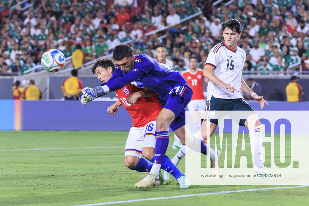 Alex Padilla 29 of Mexico punches the ball during an International Friendly, Länderspiel, Nationalmannschaft match against Chile at the Los Angeles Memorial Coliseum on Tuesday October 6, 2026 in Los Angeles, California. ARIANA RUIZ PI Los Angeles USA - ZUMAp124 20261006_zaa_p124_075