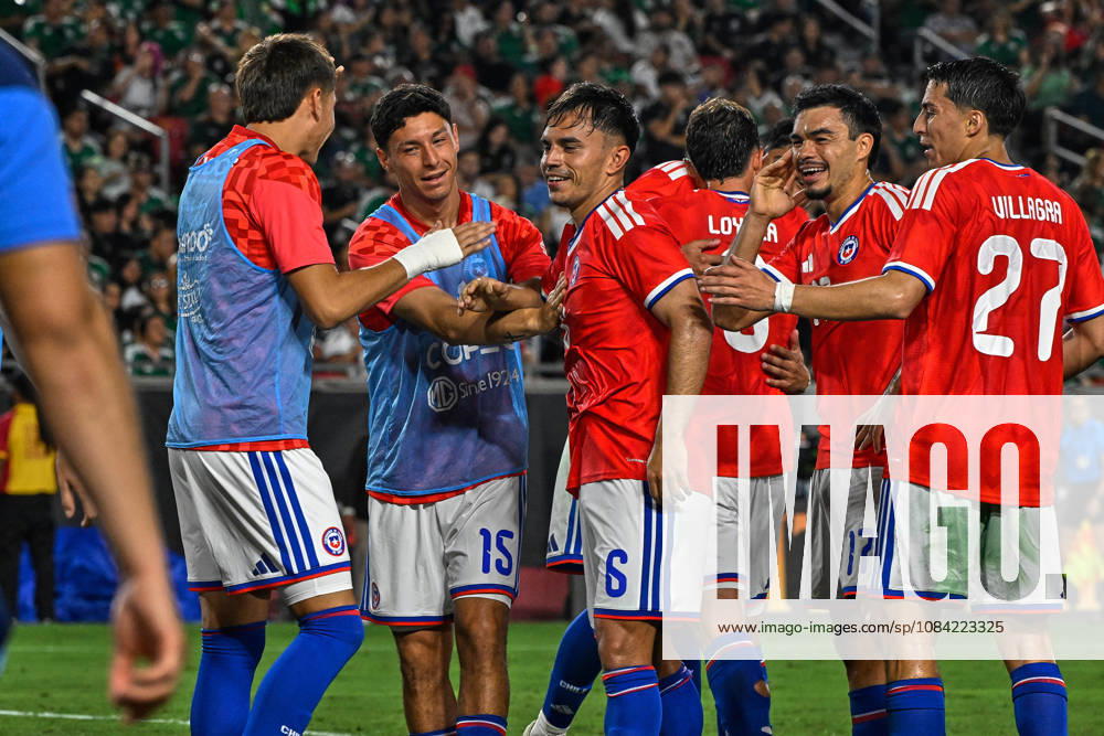 Futbol, Mexico vs Chile Partido amistoso en EEUU 2026. El jugador de Chile Vicente Pizarro, celebra con sus companeros, tras marcar un gol contra Mexico durante el partido amistoso frente a Mexico, disputado en el estadio Los Angeles Memorial Coliseum en California, EEUU. 06 10 2026 Julio Diaz Photosport Football, Mexico vs Chile Friendly match in EEUU, 2026. Chilean player Vicente Pizarro celebrates with his teammates after scoring a goal against Mexico during a friendly match played at the Los Angeles Memorial Coliseum in California., EEUU. 06 10 2026 Julio Diaz Photosport Mexico vs Chile, amistoso en EEUU, 2026