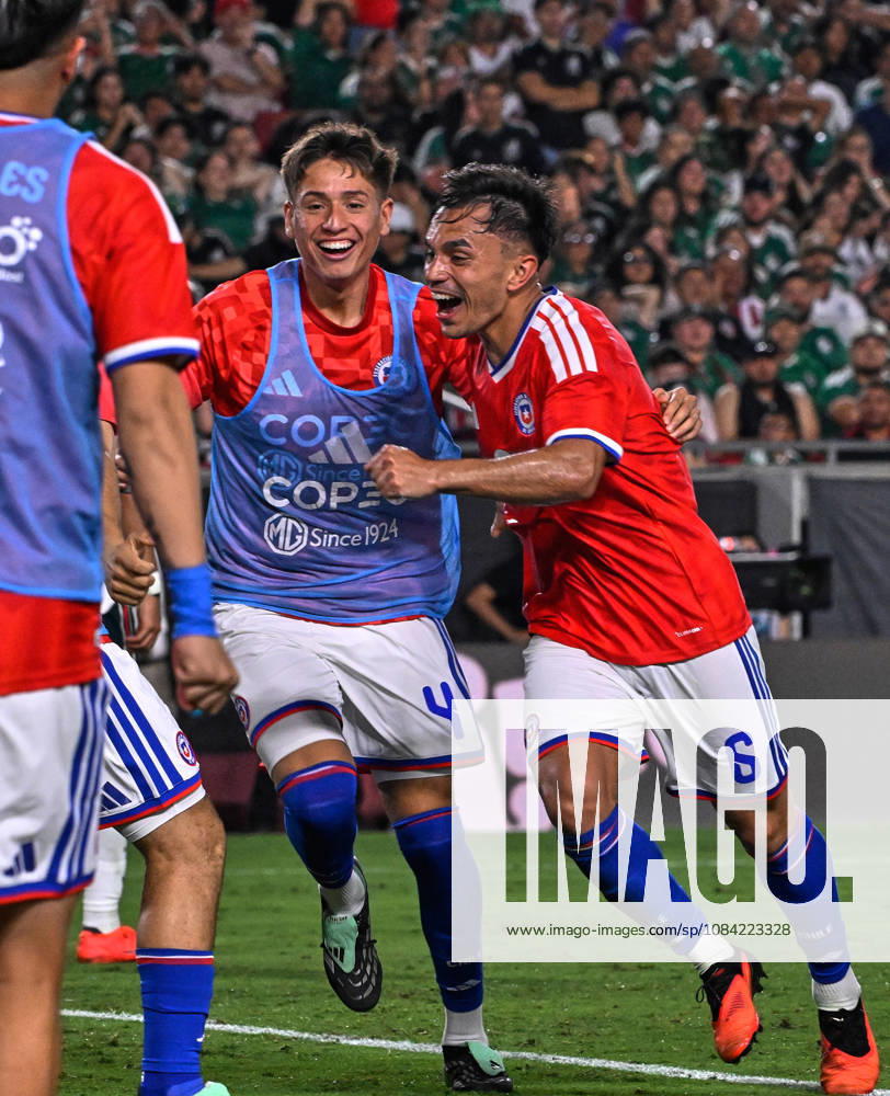 Futbol, Mexico vs Chile Partido amistoso en EEUU 2026. El jugador de Chile Vicente Pizarro, celebra con sus companeros, tras marcar un gol contra Mexico durante el partido amistoso frente a Mexico, disputado en el estadio Los Angeles Memorial Coliseum en California, EEUU. 06 10 2026 Julio Diaz Photosport Football, Mexico vs Chile Friendly match in EEUU, 2026. Chilean player Vicente Pizarro celebrates with his teammates after scoring a goal against Mexico during a friendly match played at the Los Angeles Memorial Coliseum in California., EEUU. 06 10 2026 Julio Diaz Photosport Mexico vs Chile, amistoso en EEUU, 2026