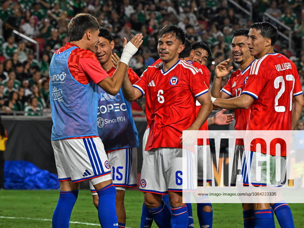 Futbol, Mexico vs Chile Partido amistoso en EEUU 2026. El jugador de Chile Vicente Pizarro, celebra con sus companeros, tras marcar un gol contra Mexico durante el partido amistoso frente a Mexico, disputado en el estadio Los Angeles Memorial Coliseum en California, EEUU. 06 10 2026 Julio Diaz Photosport Football, Mexico vs Chile Friendly match in EEUU, 2026. Chilean player Vicente Pizarro celebrates with his teammates after scoring a goal against Mexico during a friendly match played at the Los Angeles Memorial Coliseum in California., EEUU. 06 10 2026 Julio Diaz Photosport Mexico vs Chile, amistoso en EEUU, 2026