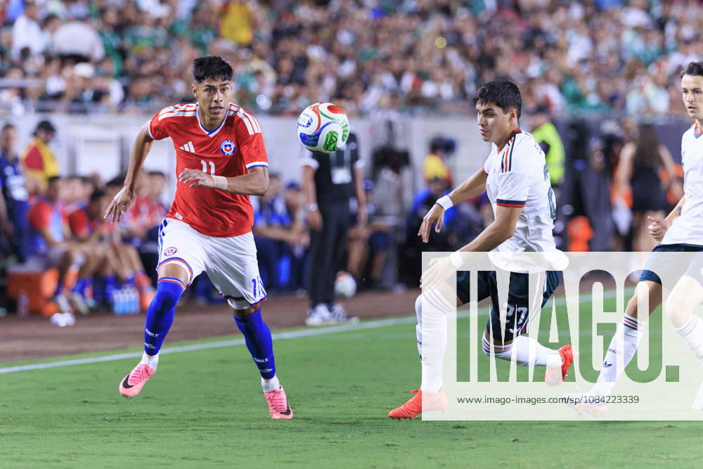 Dario Osorio 11 of Chile and Everardo Lopez 27 of Mexico chase after a long pass during an International Friendly, Länderspiel, Nationalmannschaft match at the Los Angeles Memorial Coliseum on Tuesday October 6, 2026 in Los Angeles, California. ARIANA RUIZ PI Los Angeles USA - ZUMAp124 20261006_zaa_p124_076