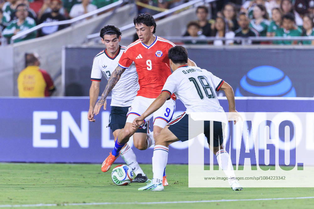 Maximiliano Gutierrez 9 of Chile passes the ball as Dagoberto Espinoza 13 and Obed Vargas 18 of Mexico defend during an International Friendly, Länderspiel, Nationalmannschaft match at the Los Angeles Memorial Coliseum on Tuesday October 6, 2026 in Los Angeles, California. ARIANA RUIZ PI Mexico Vs. Chile - ZUMAp124 20261006_zaa_p124_077