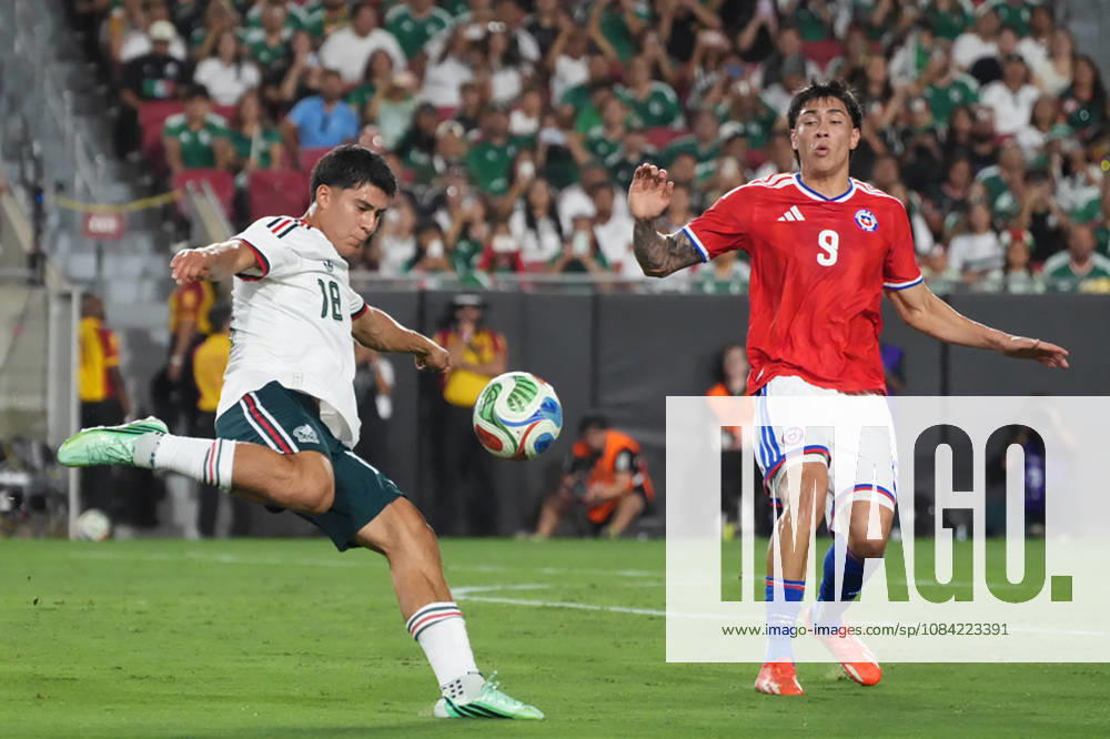 Obed Vargas (L) of Mexico vies for the ball with Maximiliano Gutierrez of Chile during a friendly match between the national teams of Mexico and Chile at the Los Angeles Memorial Coliseum in Los Angeles, United States, 06 October 2026. International Friendly, Länderspiel, Nationalmannschaft Mexico vs. Chile !ACHTUNG: NUR REDAKTIONELLE NUTZUNG!