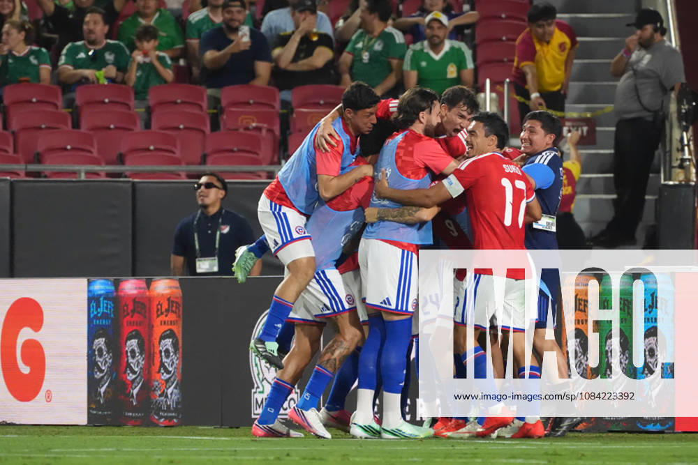Players of Chile celebrate a goal during a friendly match between the national teams of Mexico and Chile at the Los Angeles Memorial Coliseum in Los Angeles, United States, 06 October 2026. International Friendly, Länderspiel, Nationalmannschaft Mexico vs. Chile !ACHTUNG: NUR REDAKTIONELLE NUTZUNG!