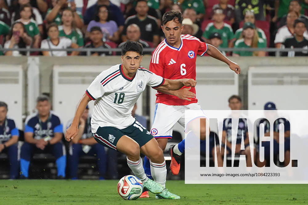 Obed Vargas (L) of Mexico vies for the ball with Vicente Pizarro of Chile during a friendly match between the national teams of Mexico and Chile at the Los Angeles Memorial Coliseum in Los Angeles, United States, 06 October 2026. International Friendly, Länderspiel, Nationalmannschaft Mexico vs. Chile !ACHTUNG: NUR REDAKTIONELLE NUTZUNG!