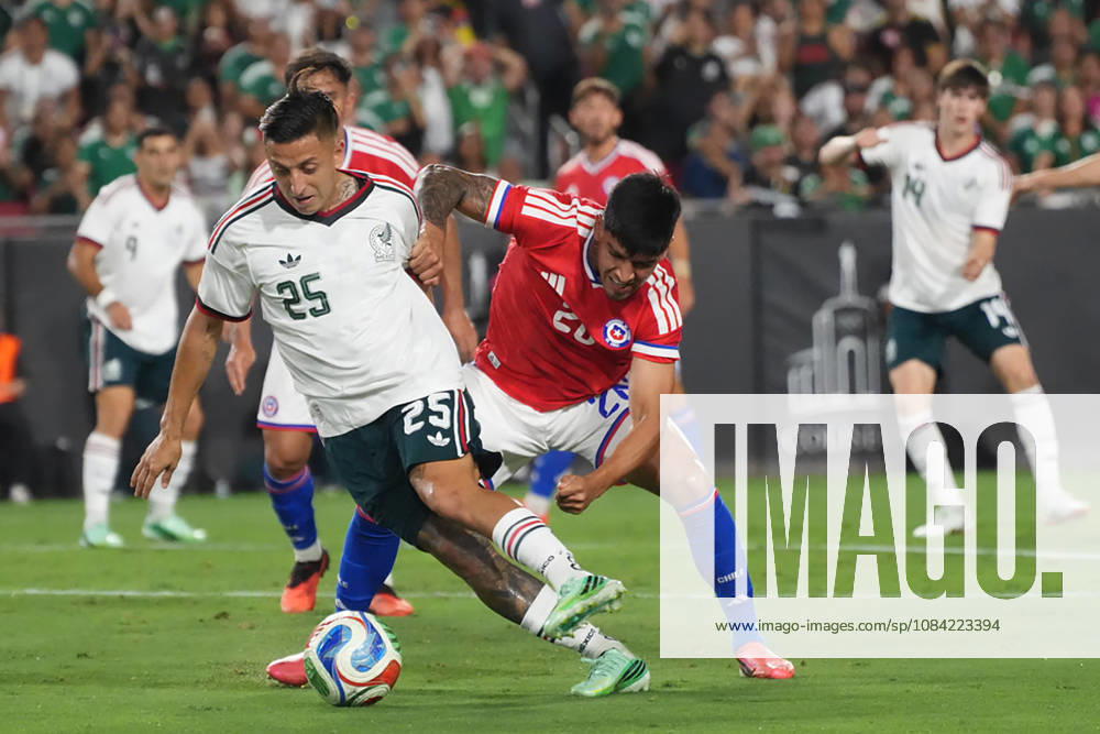 Roberto Alvarado (L) of Mexico vies for the ball with Diego Ulloa of Chile during a friendly match between the national teams of Mexico and Chile at the Los Angeles Memorial Coliseum in Los Angeles, United States, 06 October 2026. International Friendly, Länderspiel, Nationalmannschaft Mexico vs. Chile !ACHTUNG: NUR REDAKTIONELLE NUTZUNG!