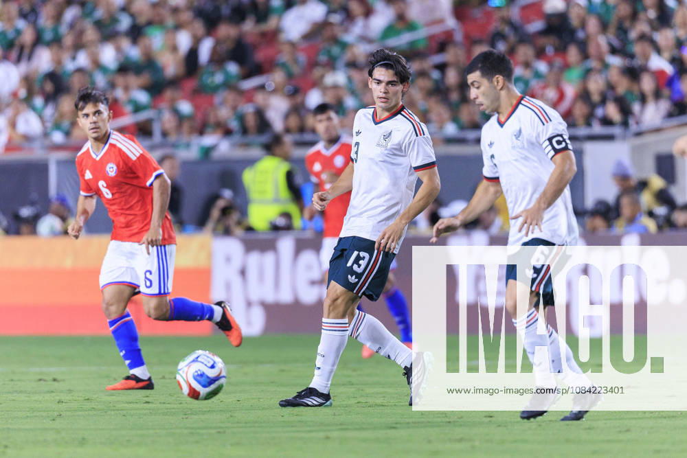 Erik Lira 6 of Mexico passes the ball to Dagoberto Espinoza 13 during an International Friendly, Länderspiel, Nationalmannschaft match against Chile at the Los Angeles Memorial Coliseum on Tuesday October 6, 2026 in Los Angeles, California. ARIANA RUIZ PI Mexico Vs. Chile - ZUMAp124 20261006_zaa_p124_080