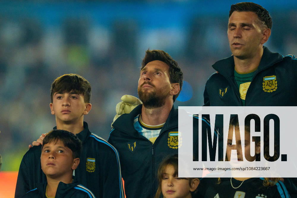 Benin v Argentina BUENOS AIRES, ARGENTINA - OCTOBER 6: Lionel Messi 10 and Emiliano Martinez 23 of Argentina sing the national anthem with their children during a game between Benin and Argentina at Estadio Monumental on October 6, 2026 in Buenos Aires, Argentina Buenos Aires Estadio Monumental Argentina