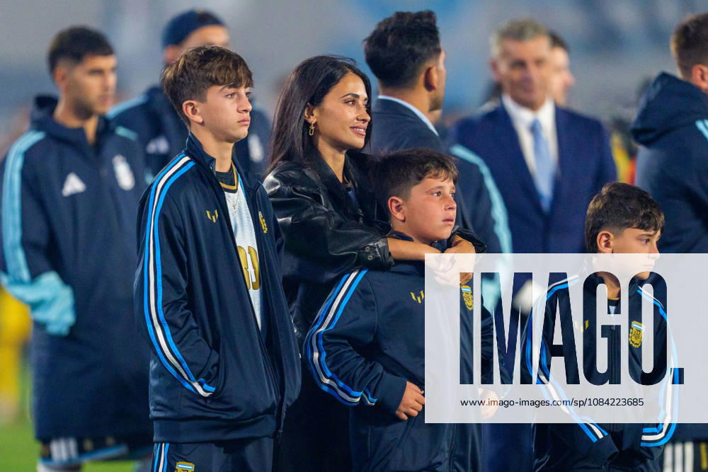 Benin v Argentina BUENOS AIRES, ARGENTINA - OCTOBER 6: Antonela Roccuzzo with their kids Thiago, Mateo, and Ciro. Messi after a game between Benin and Argentina at Estadio Monumental on October 6, 2026 in Buenos Aires, Argentina Buenos Aires Estadio Monumental Argentina