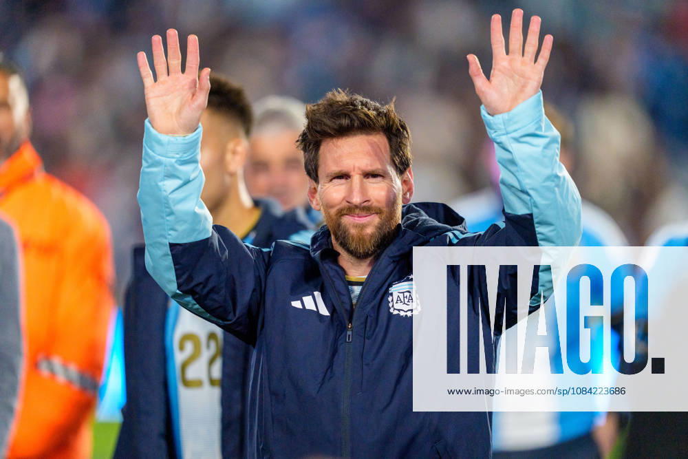 Benin v Argentina BUENOS AIRES, ARGENTINA - OCTOBER 6: Lionel Messi 10 of Argentina waves goodbye one last time before leaving the pitch after a game between Benin and Argentina at Estadio Monumental on October 6, 2026 in Buenos Aires, Argentina Buenos Aires Estadio Monumental Argentina