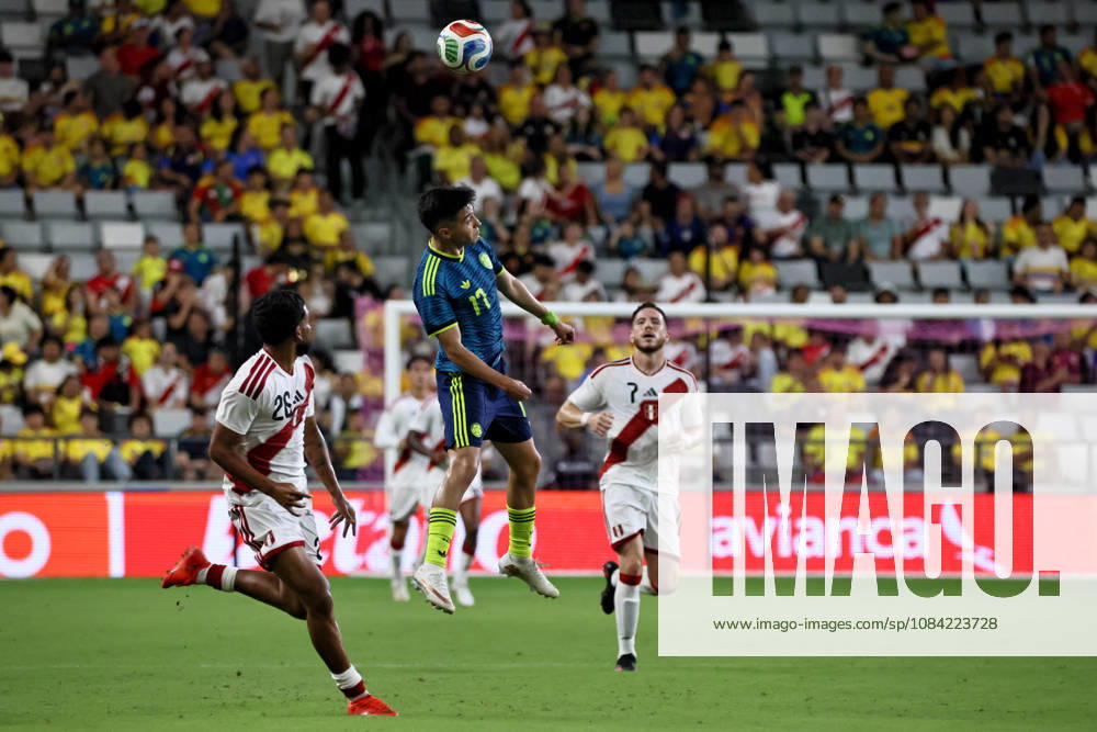 MIAMI, FL - OCTOBER 06: Samuel Velasquez 17 of Colombia jumps and heads a ball during an International Friendly, Länderspiel, Nationalmannschaft soccer match between Colombia and Peru at NU Stadium on October 06, 2026 in Miami, Florida.(Photo by Chris Arjoon Icon Sportswire) SOCCER: OCT 06 Colombia vs Peru Icon2610060000024