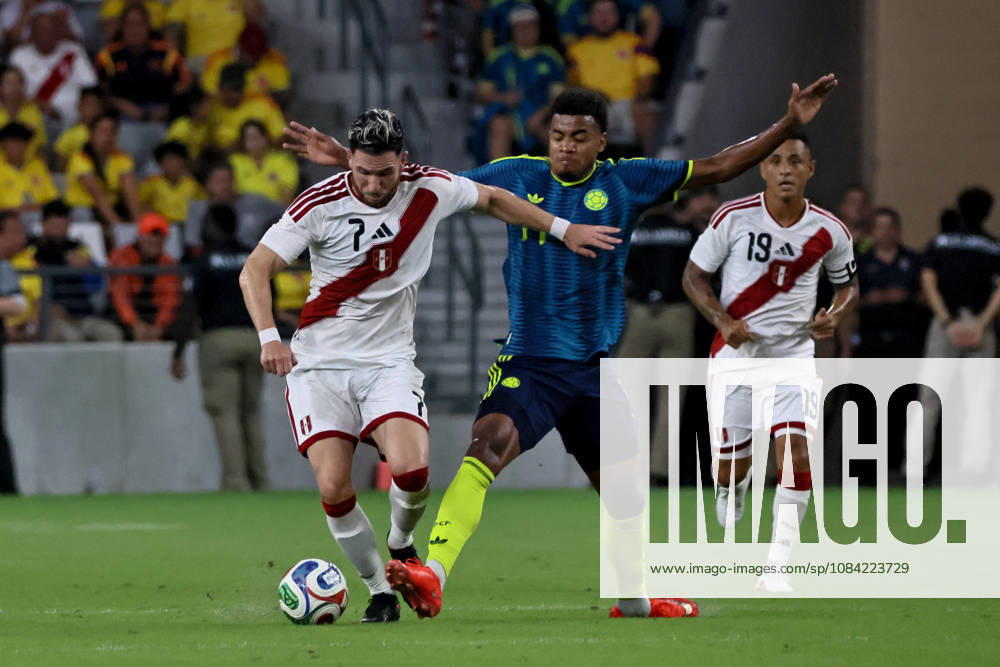MIAMI, FL - OCTOBER 06: Adrian Ugarriza 7 of Peru and Jhon Solis 14 of Colombia battle for a ball during an International Friendly, Länderspiel, Nationalmannschaft soccer match between Colombia and Peru at NU Stadium on October 06, 2026 in Miami, Florida.(Photo by Chris Arjoon Icon Sportswire) SOCCER: OCT 06 Colombia vs Peru Icon2610060000025