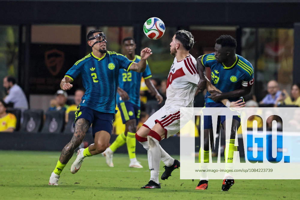 MIAMI, FL - OCTOBER 06: Daniel Munoz 2 of Colombia and Adrian Ugarriza 7 of Peru battle for a ball during an International Friendly, Länderspiel, Nationalmannschaft soccer match between Colombia and Peru at NU Stadium on October 06, 2026 in Miami, Florida.(Photo by Chris Arjoon Icon Sportswire) SOCCER: OCT 06 Colombia vs Peru Icon2610060000035